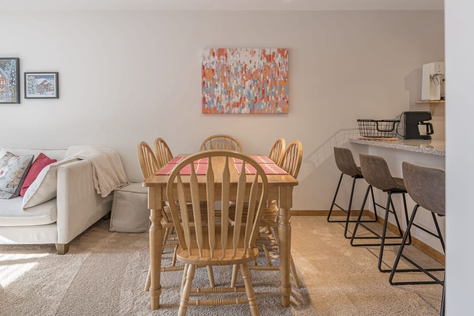 Dining Area - Seats 6 