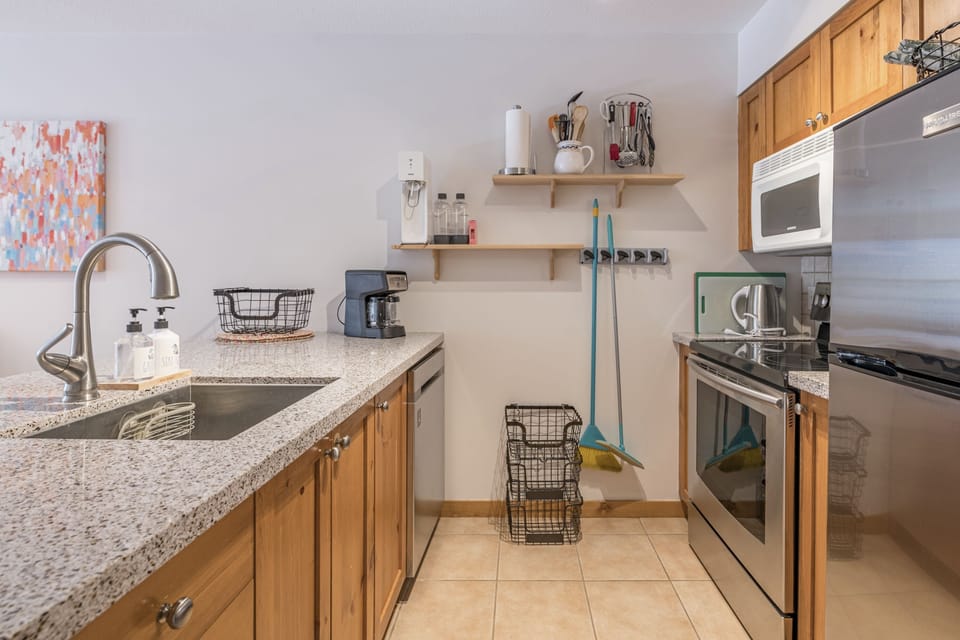 Nicely Upgraded Modern Kitchen 