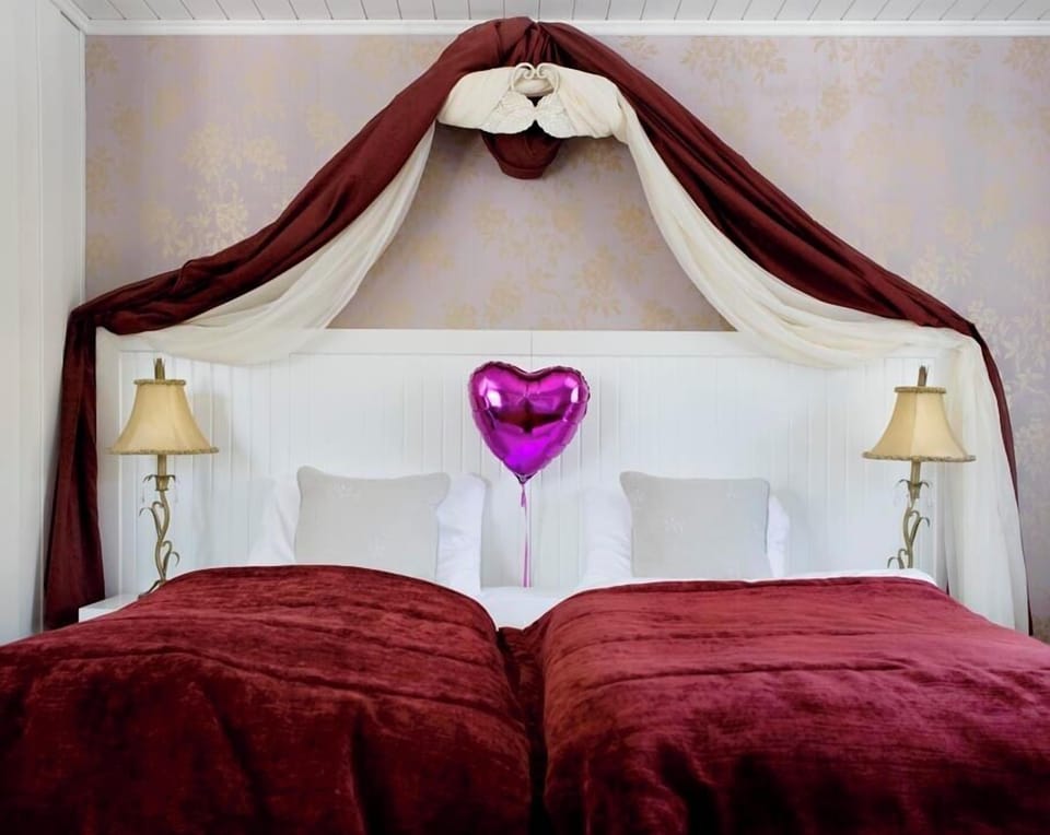 Suite (Historierom) | Desk, WiFi (free), bed sheets