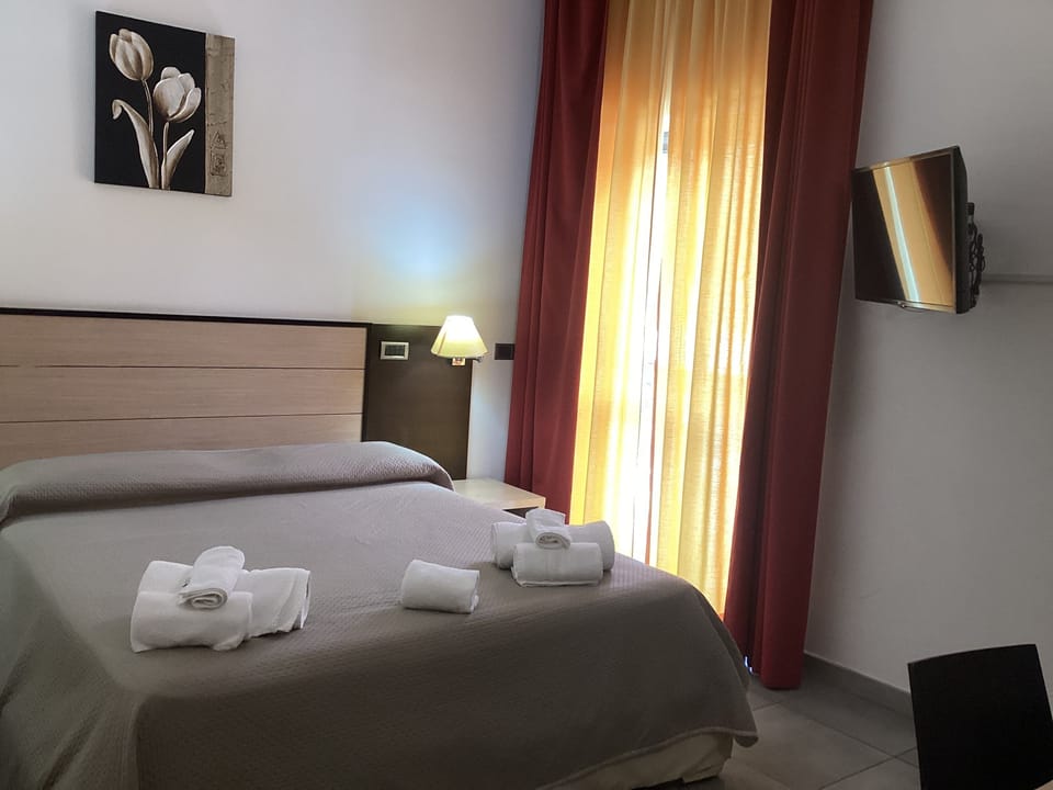 Desk, laptop workspace, soundproofing, free WiFi