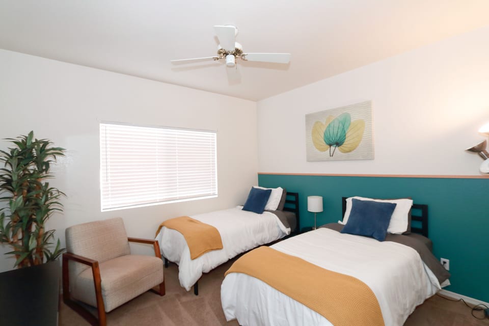 Guest bedroom - 2 twin size beds
