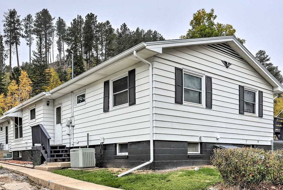 Unit Exterior | Parking | Shared Driveway (1 Vehicle)