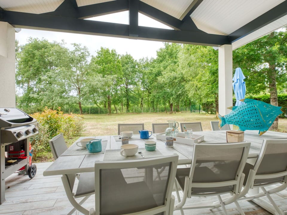 Table, Property, Plant, Shade, Interior Design, Architecture, Lighting, Tree, Outdoor Furniture, Building
