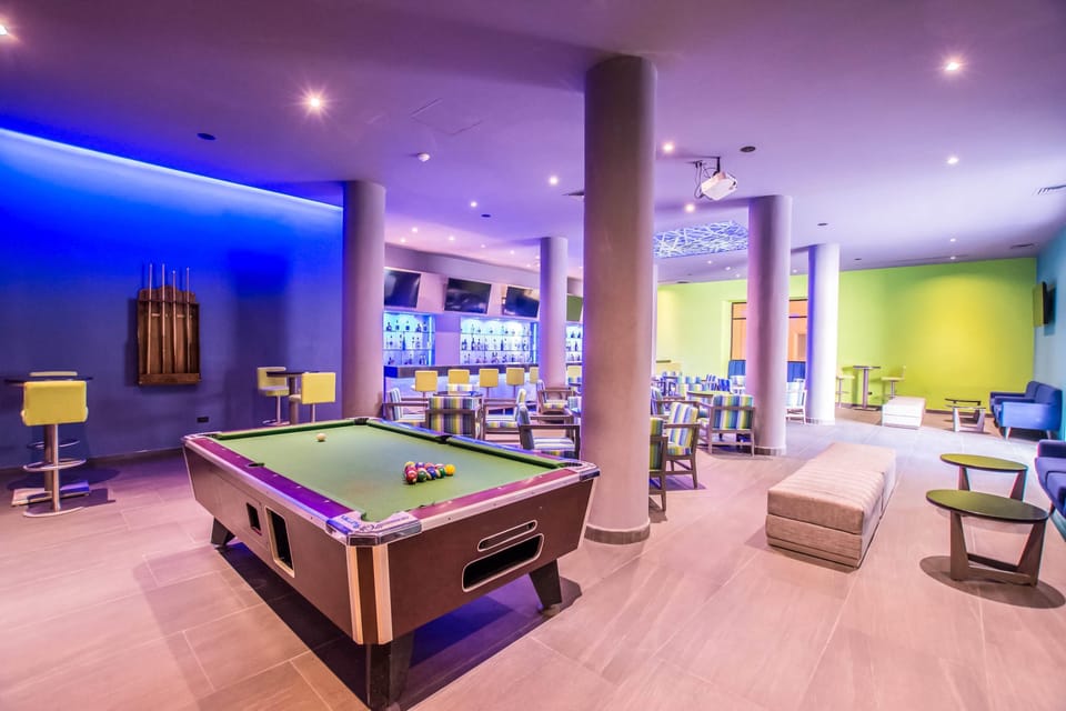 11 bars/lounges, 2 poolside bars