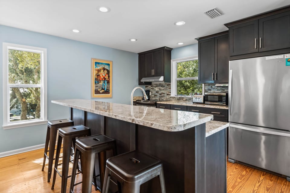 Island w/ stools, refrigerator