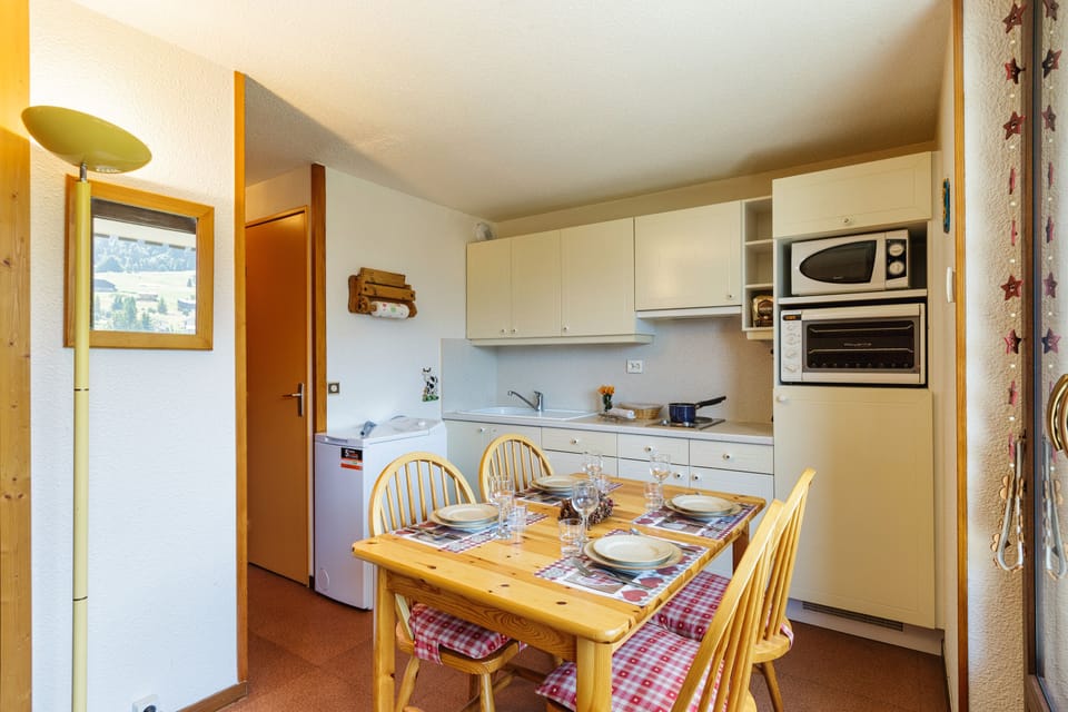 Cozy kitchen dining area