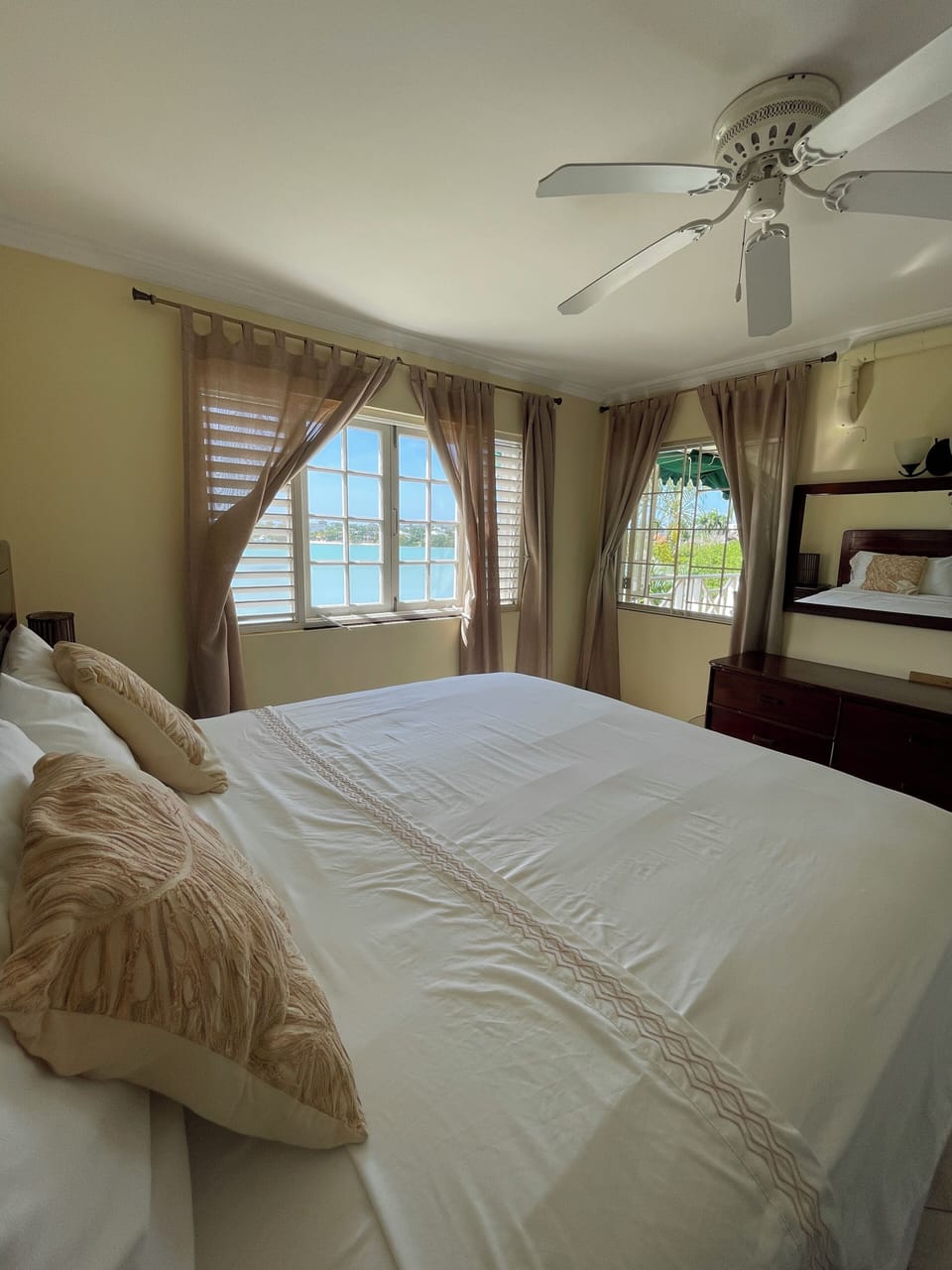 Deluxe Apartment | Premium bedding, soundproofing, iron/ironing board, WiFi (free)