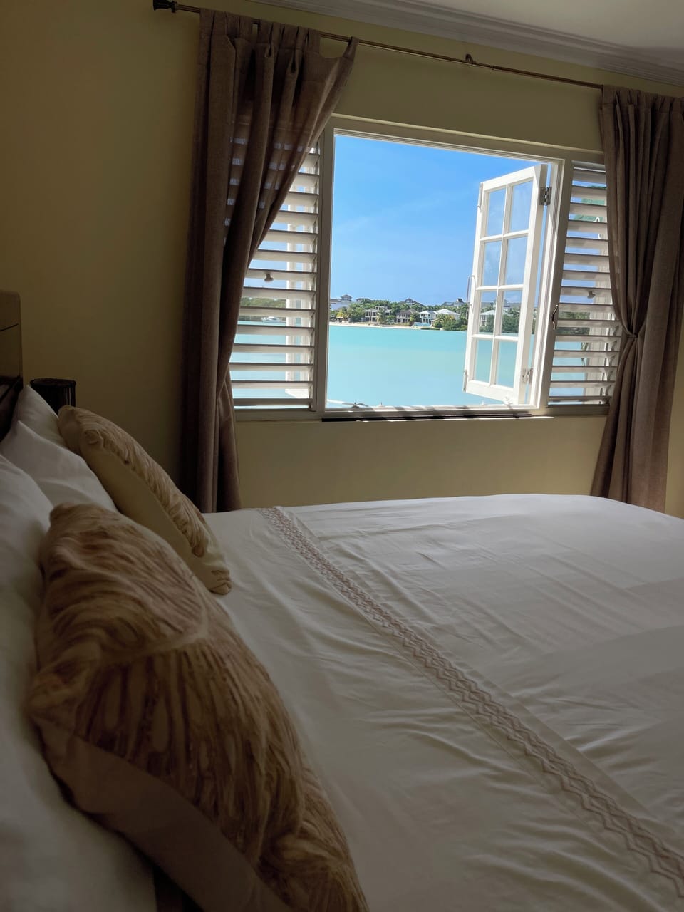 Deluxe Apartment | Premium bedding, soundproofing, iron/ironing board, WiFi (free)