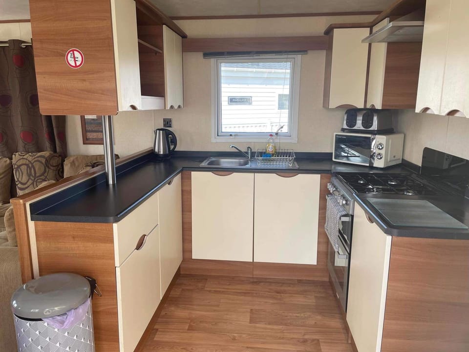 Chalet | Private kitchen | Fridge, microwave, oven, stovetop