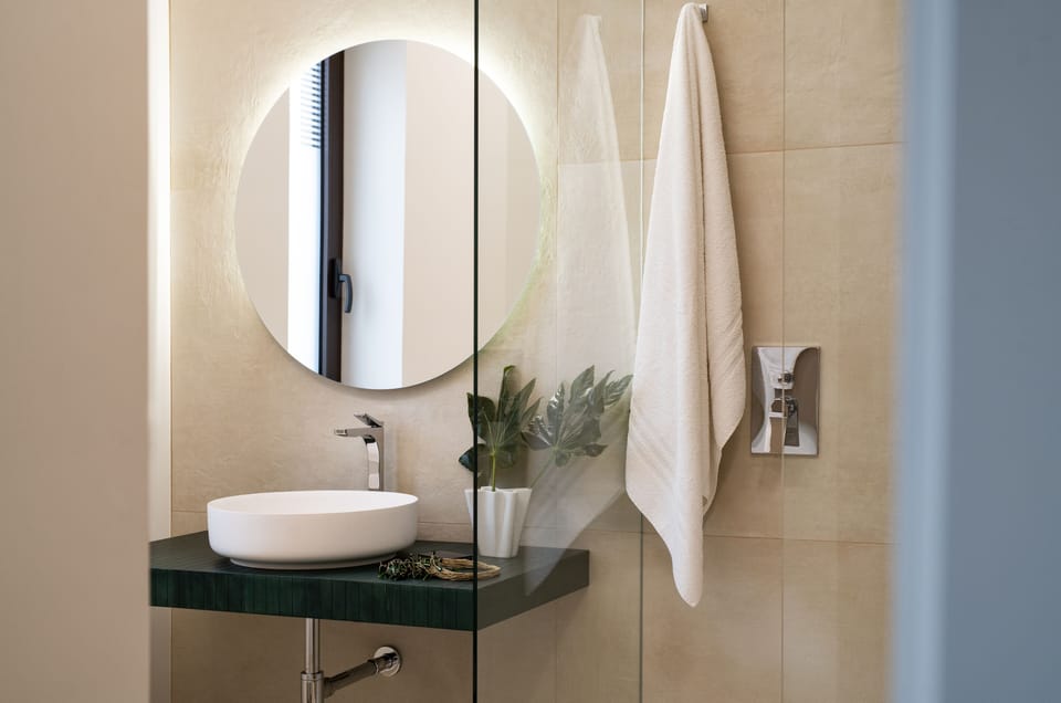 Deluxe Room | Bathroom | Shower, free toiletries, hair dryer, slippers