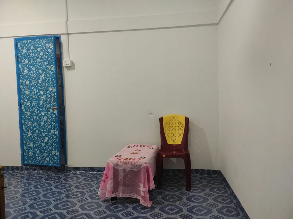 Standard Room | Desk