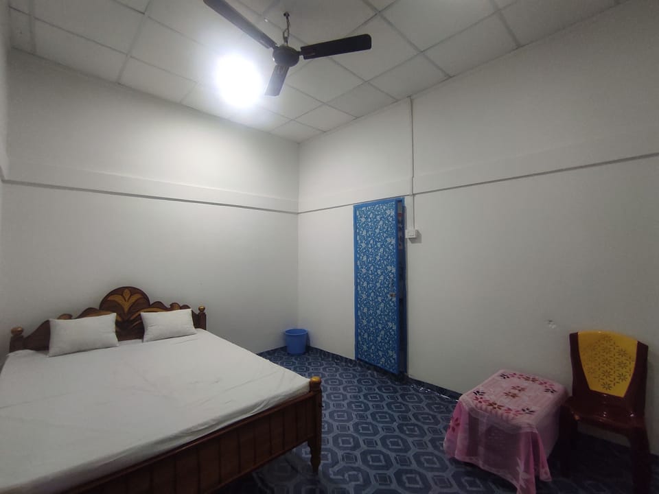 Standard Room | Desk