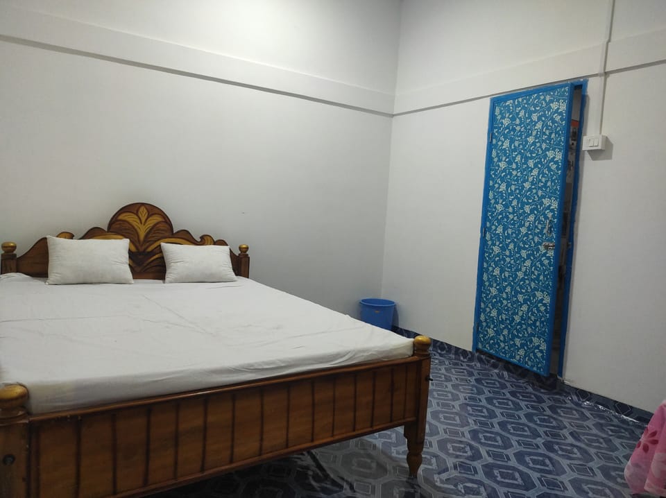 Standard Room | Desk