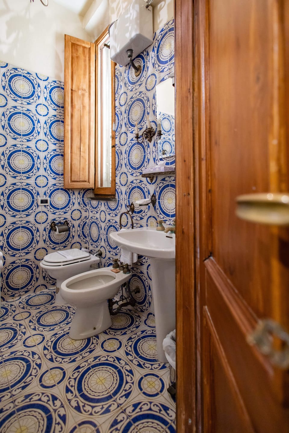 Superior Double Room | Bathroom | Hair dryer, towels, soap, shampoo