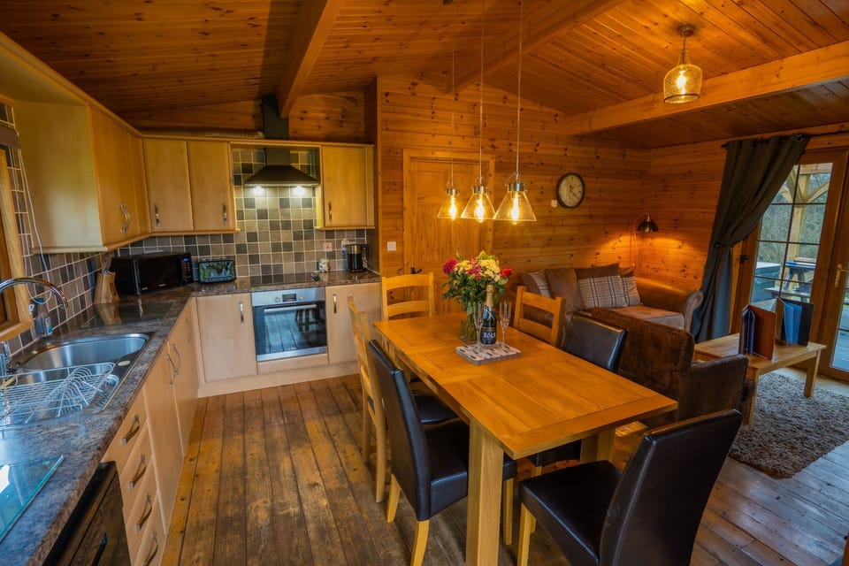 Fully equipped kitchen with oven, hob, dishwasher, kettle, toaster and microwave