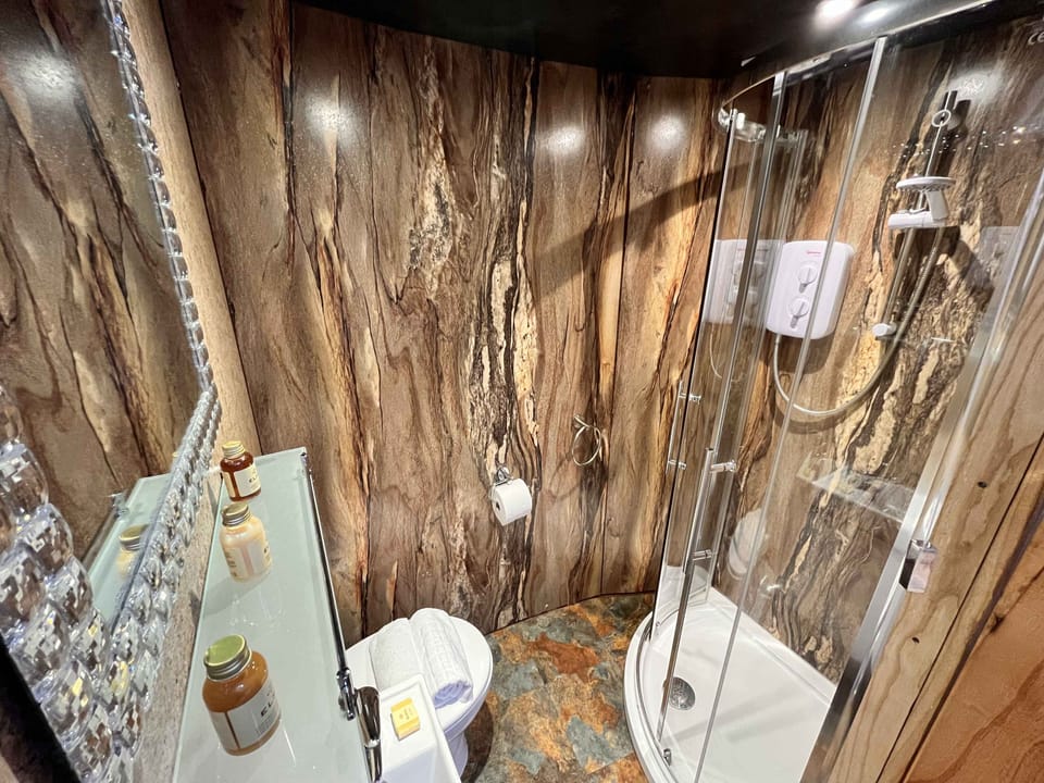 En- suite bathroom with shower, toilet and sink