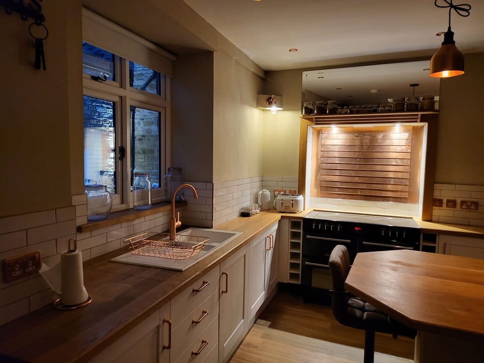 Cottage | Private kitchen | Fridge, electric kettle, cookware/dishes/utensils