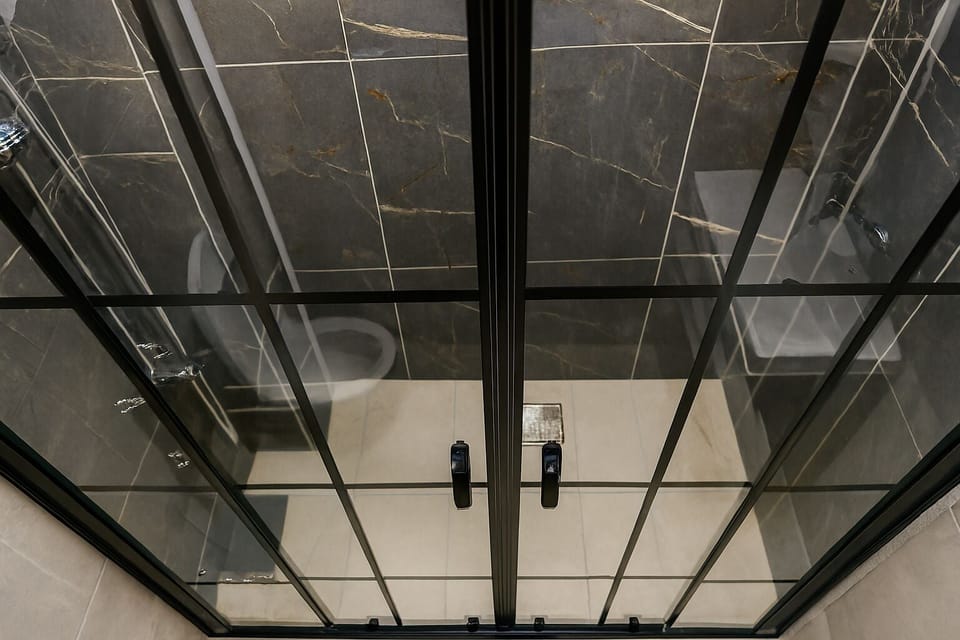 Comfort Double Room, 1 Queen Bed, Non Smoking, Air conditioning | Bathroom | Shower, rainfall showerhead, free toiletries, hair dryer