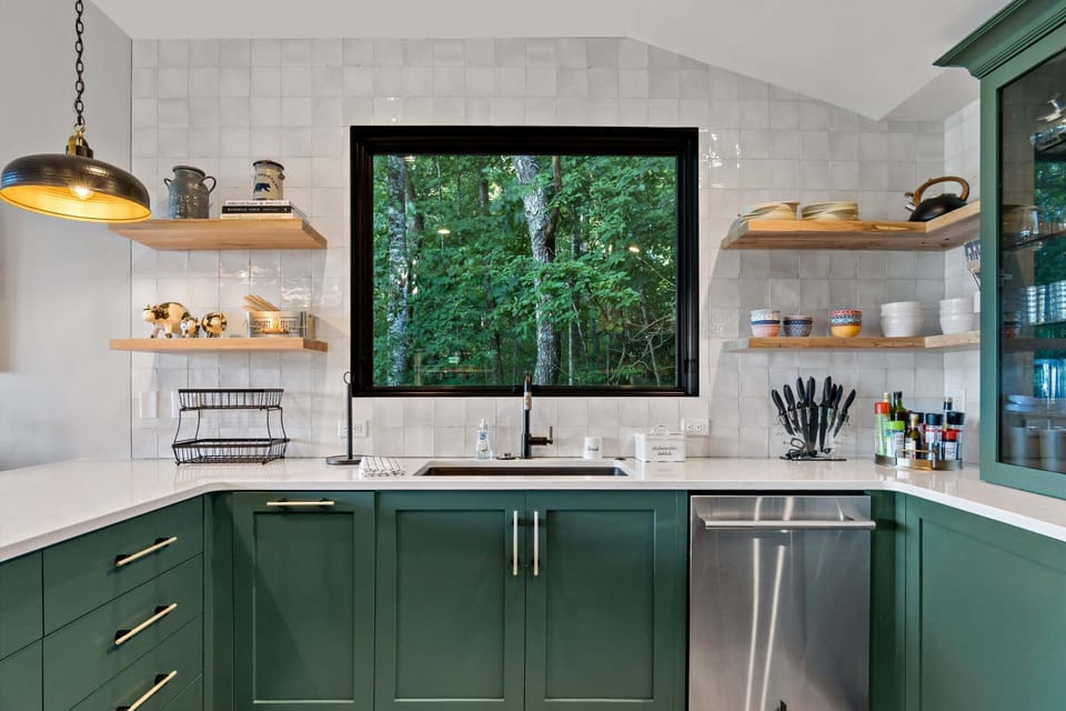Gourmet fully-stocked kitchen with dishwasher, French Press & Cuisinart Drip coffeemaker