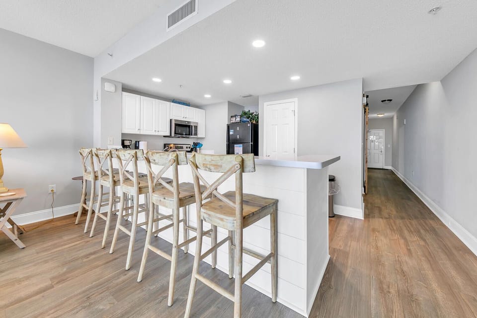 Eat-in bar seating
