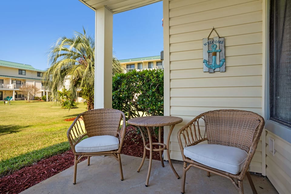 Sandprints D11 patio seating