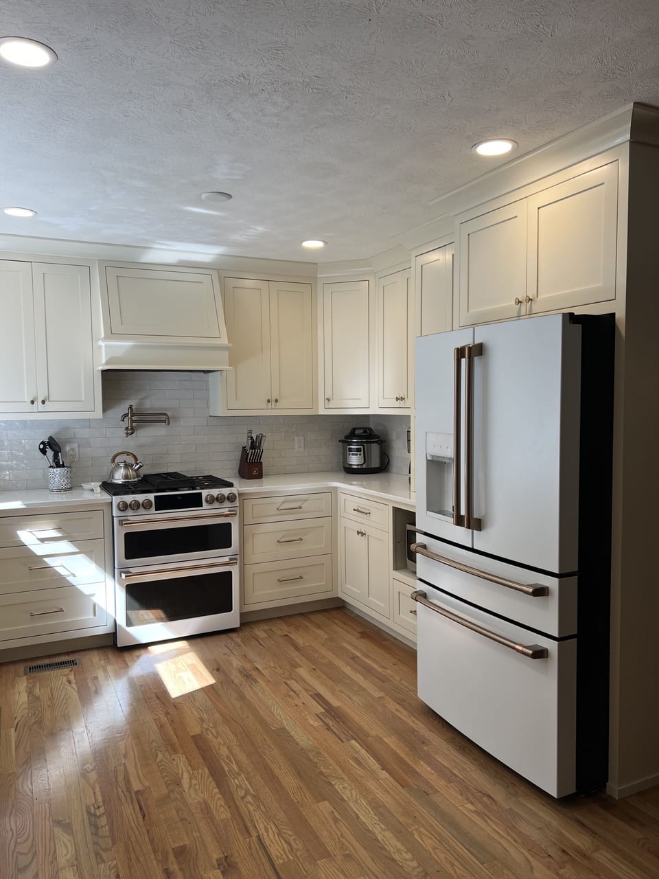 Kitchen (large fridge and double oven; keurig, instapot, waffle maker and more)