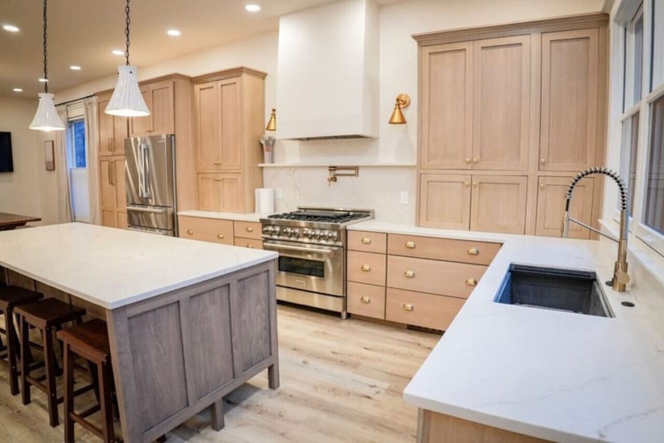 FULL KITCHEN SEATS 13 COMFORTABLY