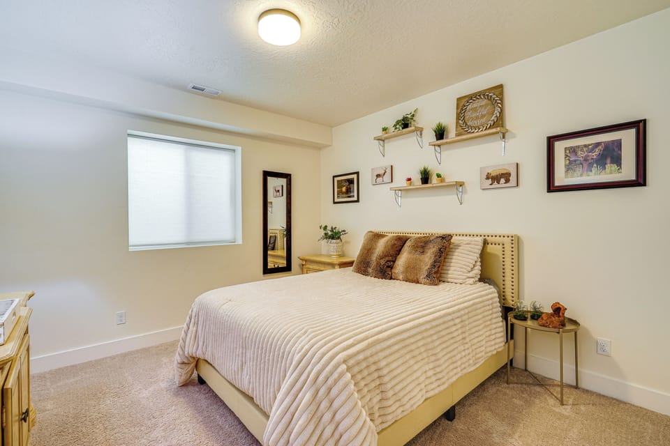 Bedroom 4 | Queen Bed