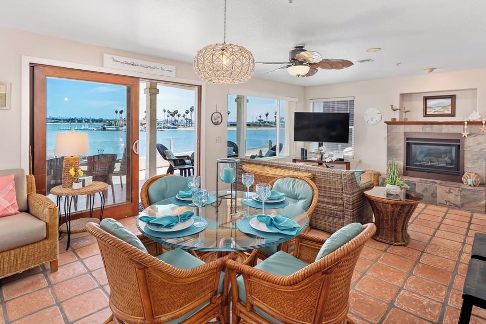 4-seater indoor dining