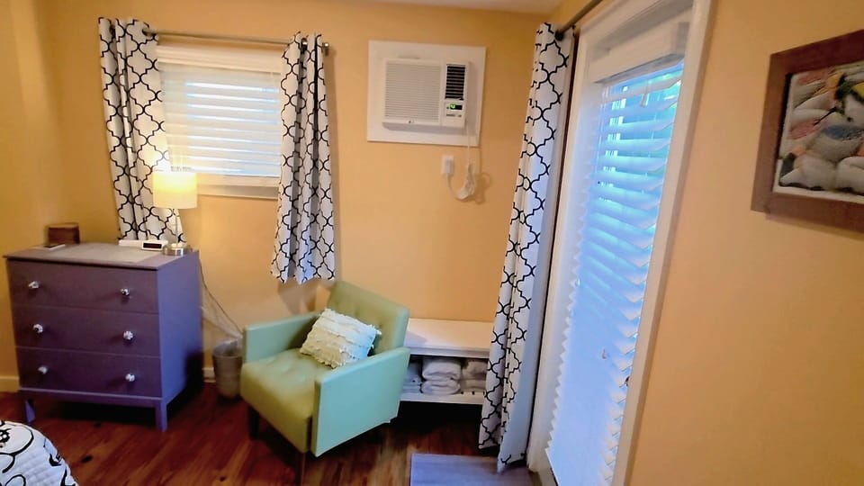 🌴🛏️ King bedroom with sitting area & access to the private deck