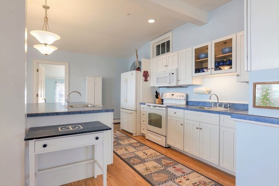 kitchen - lots of food prep area, 2 sinks and large island