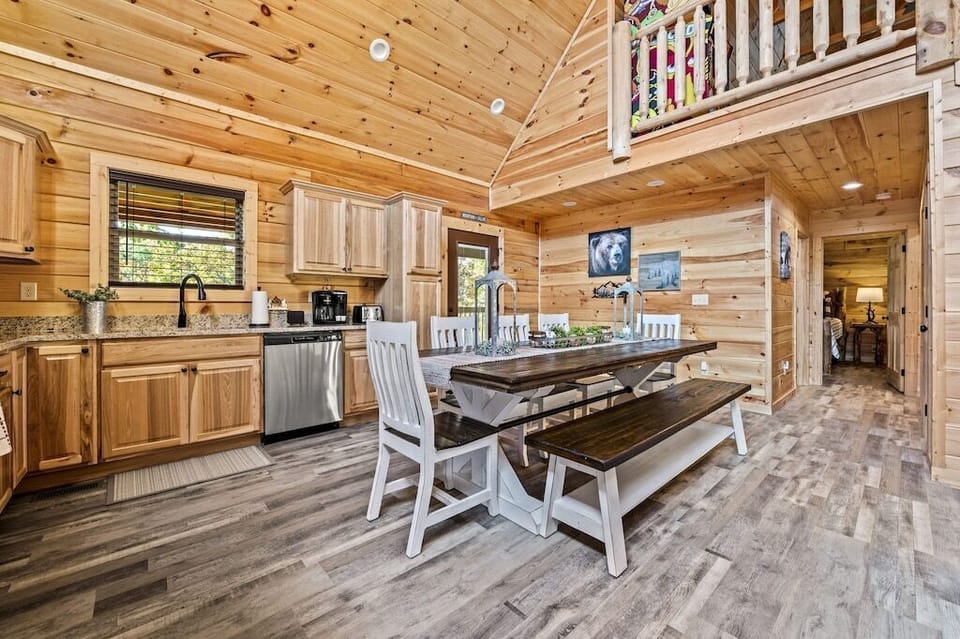 Bearadise's kitchen and dining area