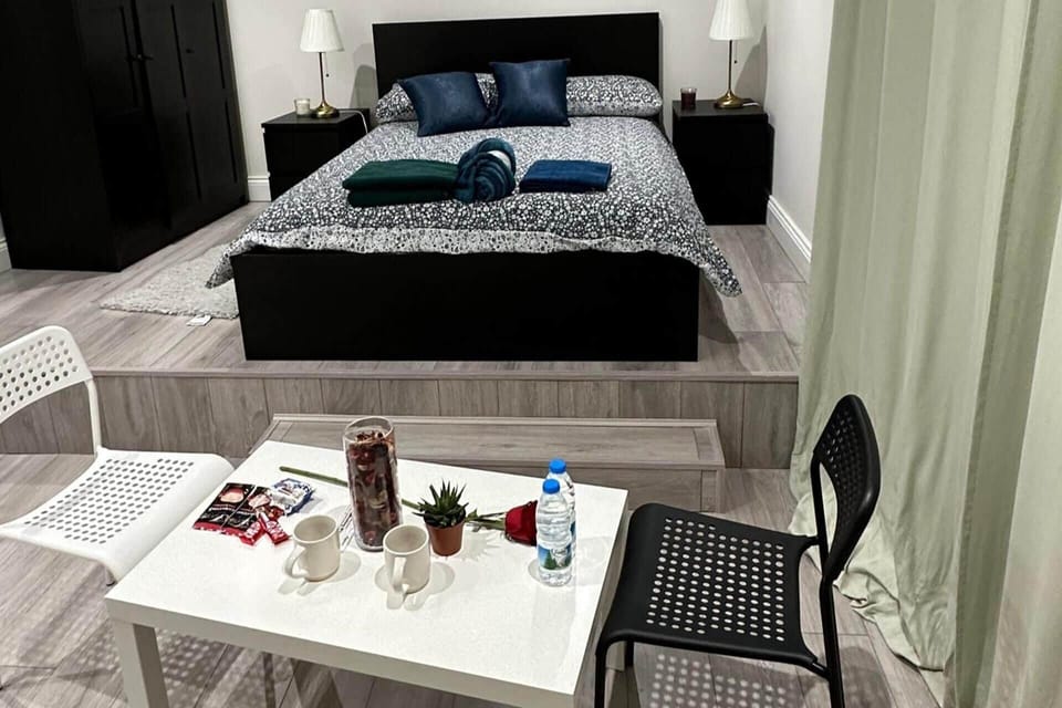 Studio Sleeps 3 - Outdoor Space - Pet Friendly Apartment in London Borough of Ealing