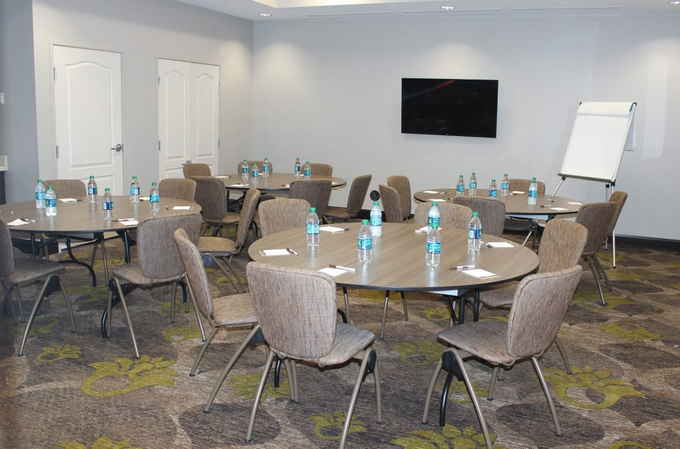 Collaborate comfortably at round tables, perfect for brainstorming and creative discussions.