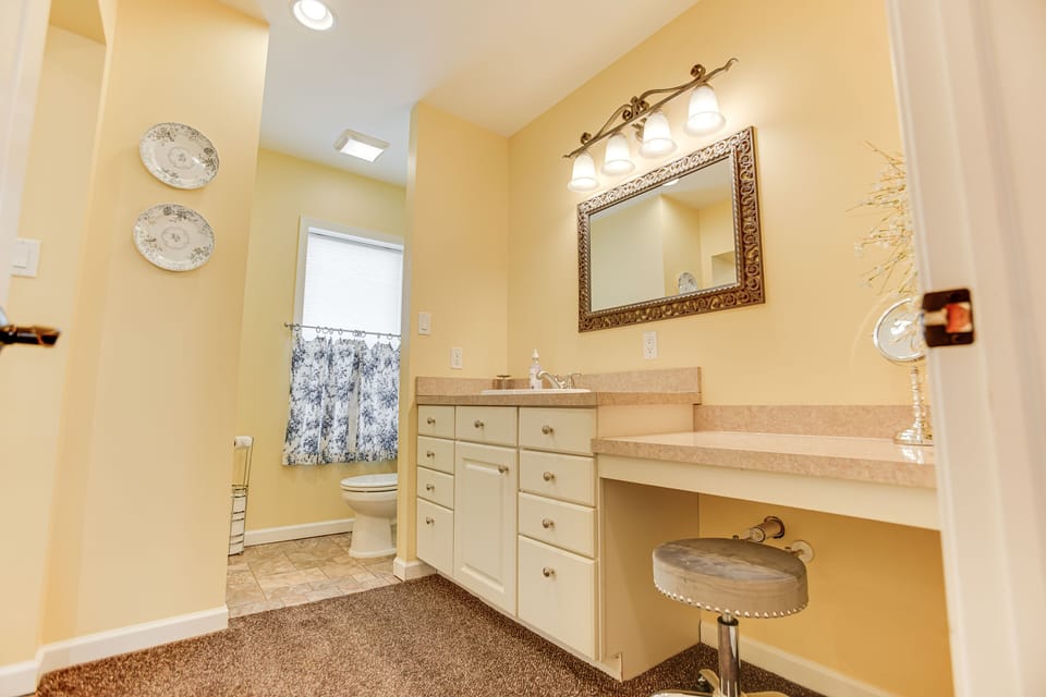 Vanity w/ separate powder station!

Our home is stocked with clean and sustainable products and toiletries to give you and your loved ones a toxin-free stay!