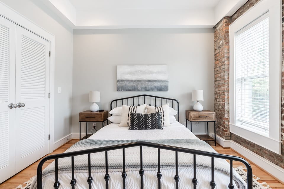Bedroom 2: Queen Bed