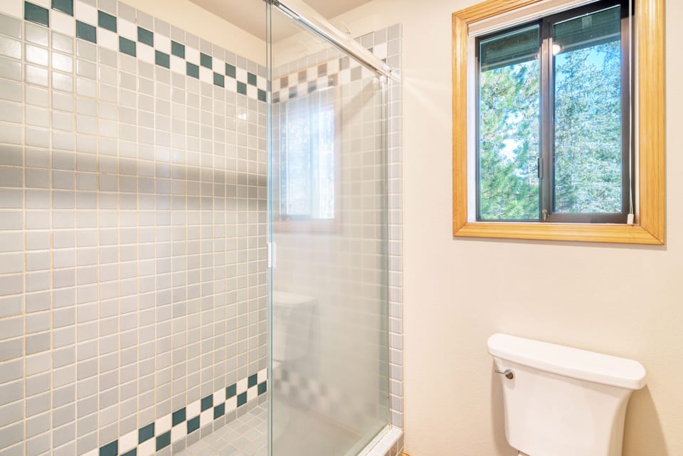 Primary bedroom's ensuite.