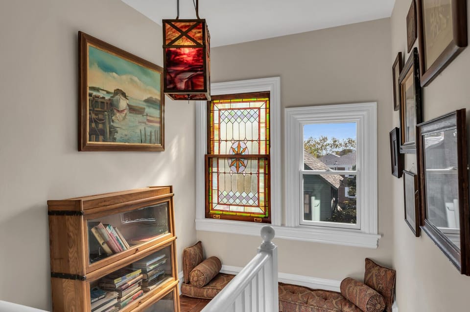 3rd level stairs & hall