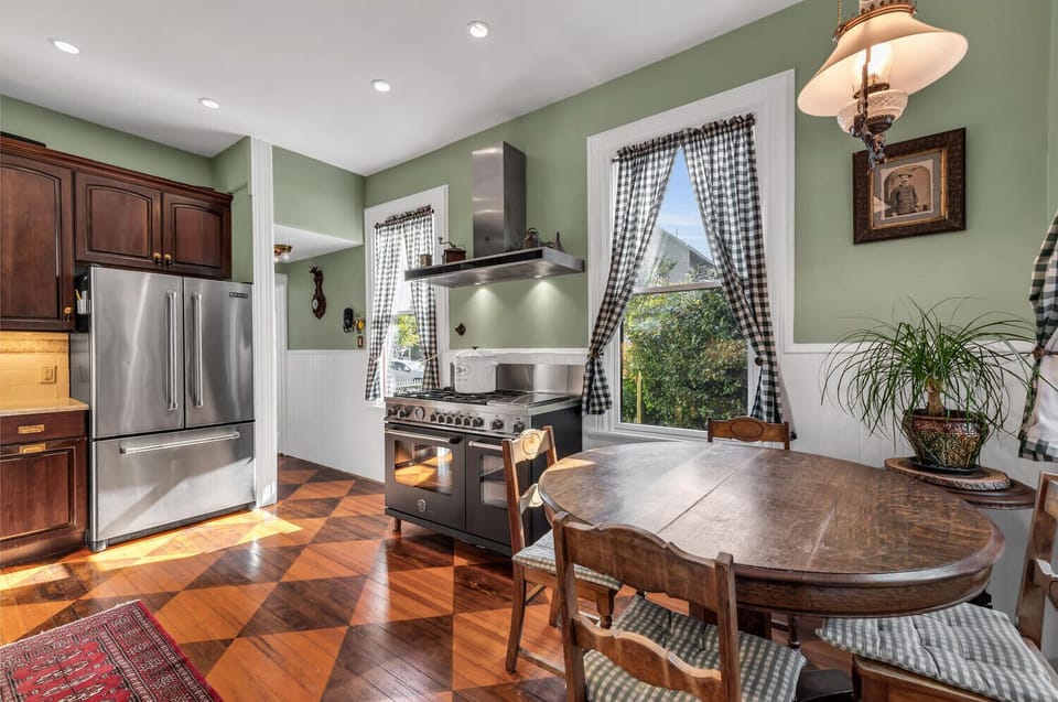 Eat-in Kitchen with 6-burner Bertazzoni range!