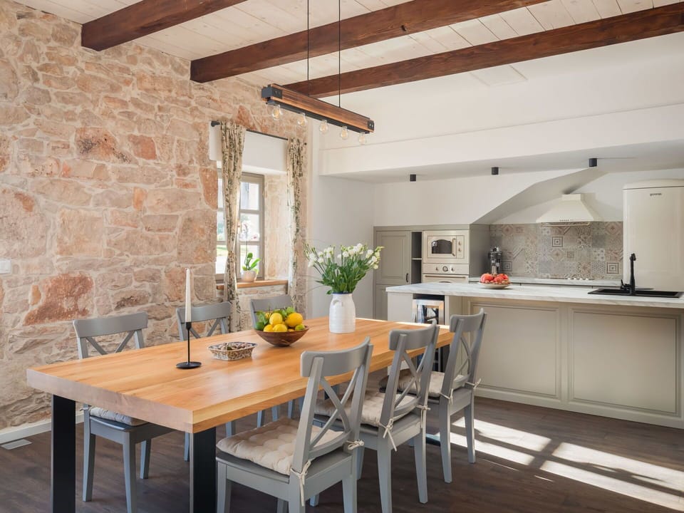 Table, Furniture, Property, Chair, Flowerpot, Wood, Cabinetry, Interior Design, Building, Houseplant
