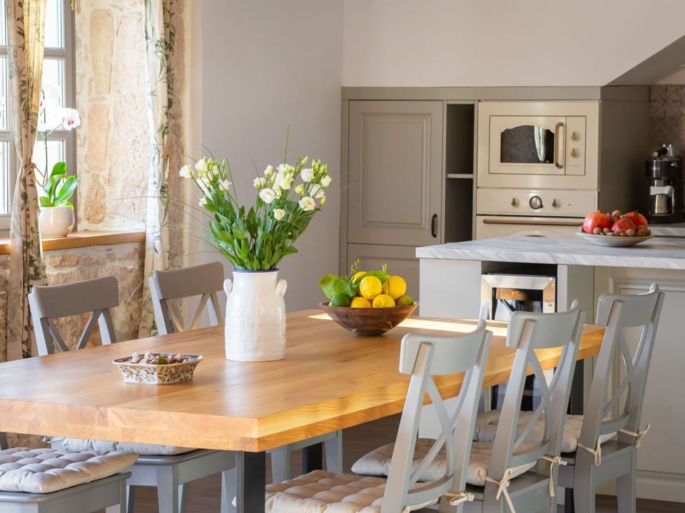 Table, Furniture, Flower, Plant, Property, Cabinetry, Wood, Building, Houseplant, Chair