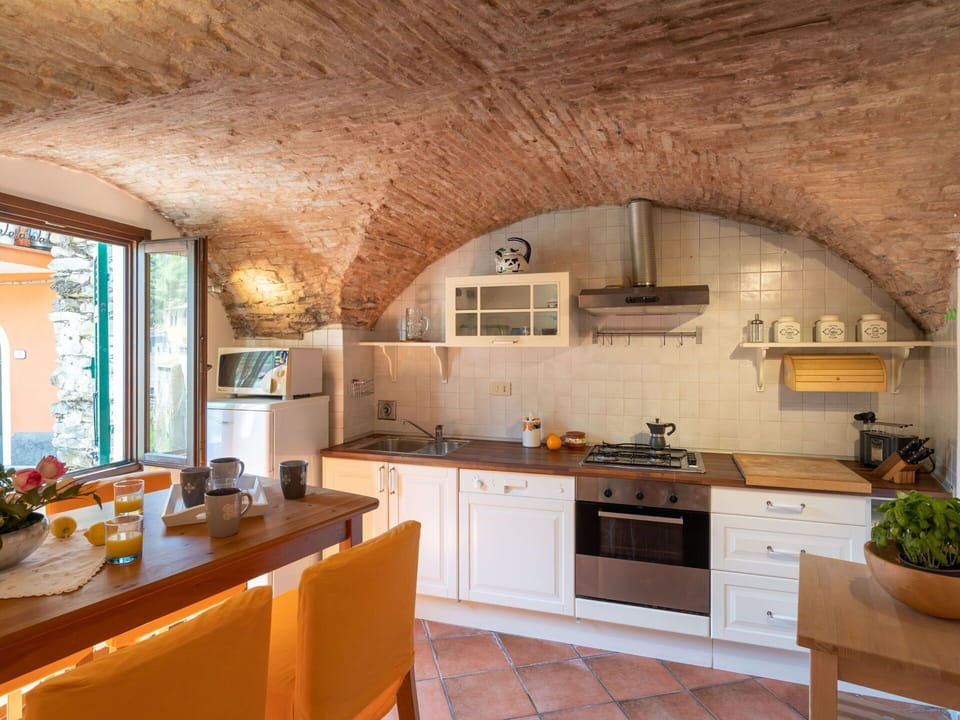 Countertop, Cabinetry, Property, Kitchen, Wood, Kitchen Appliance, Interior Design, Kitchen Stove, Lighting, Sink