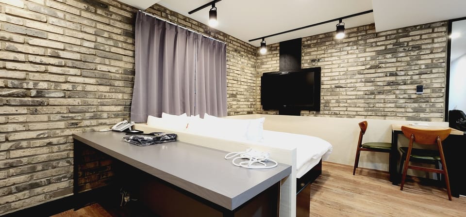 Deluxe Premium Room | Premium bedding, memory foam beds, free minibar, blackout drapes