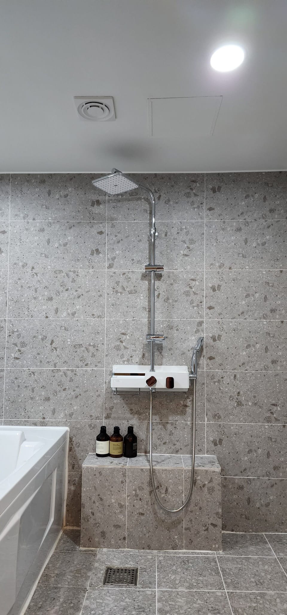 Deluxe Twin Room | Bathroom | Slippers