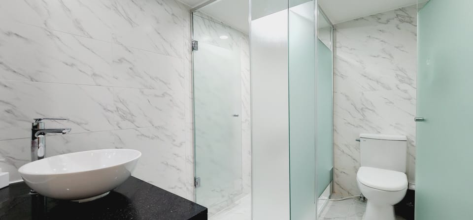 Deluxe Premium Room | Bathroom | Slippers