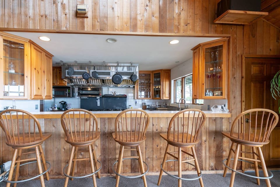 The breakfast bar has seating for 5 more.