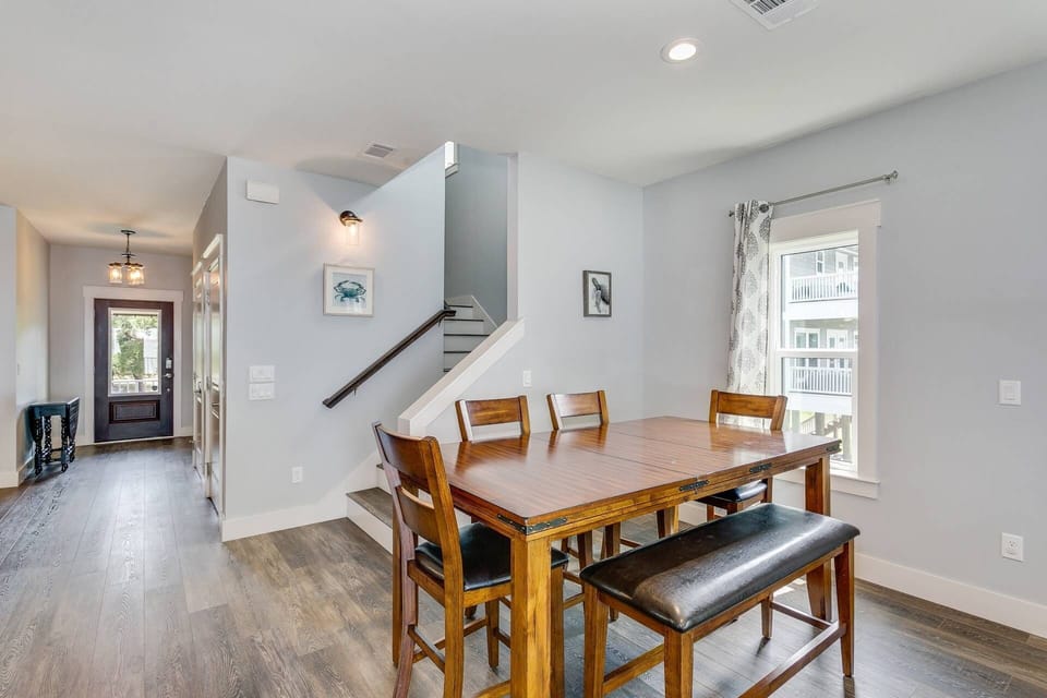 Spacious entryway and dining area