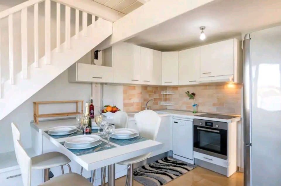 Luxury Apartment, 2 Bedrooms, Sea View | Private kitchen | Full-size fridge, microwave, oven, stovetop