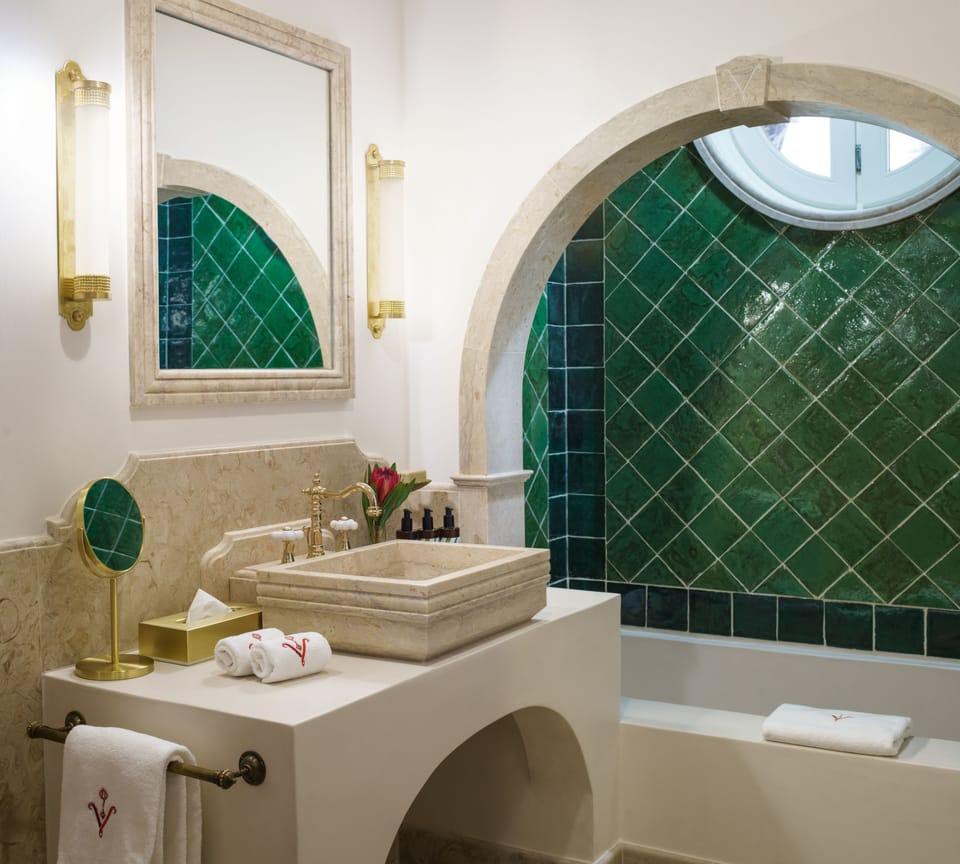 Luxury Room | Bathroom | Combined shower/tub, rainfall showerhead, free toiletries, hair dryer