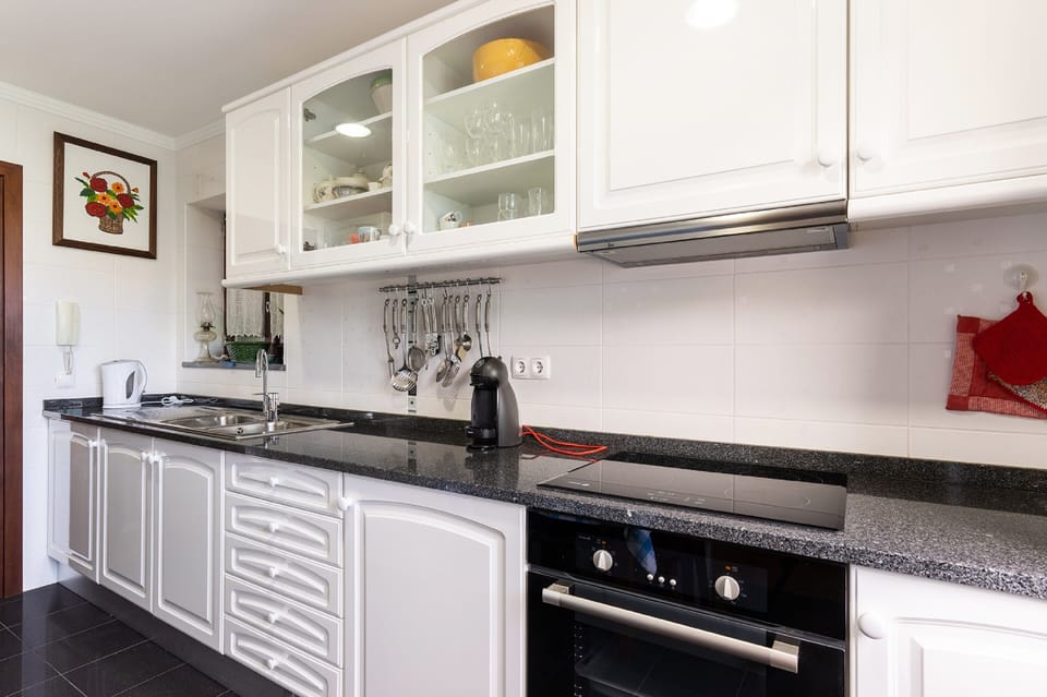 Family Room, 3 Bedrooms, Non Smoking, Sea View | Private kitchen | Fridge, microwave, oven, stovetop